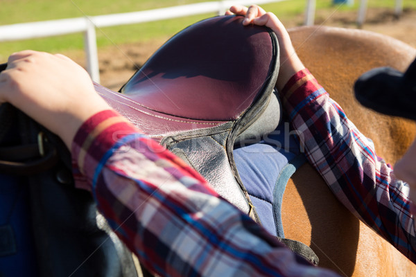 Primer plano nina silla de montar caballo rancho mano Foto stock © wavebreak_media