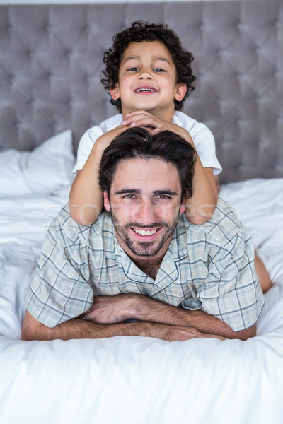 Sonriendo hijo de padre cama posando cámara hombre Foto stock © wavebreak_media