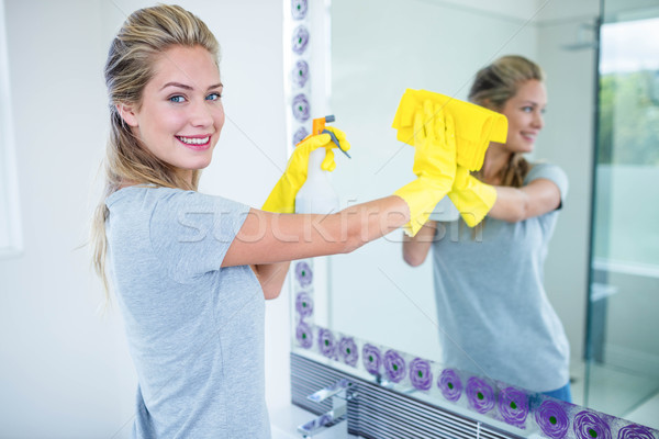 Mujer limpieza espejo bano casa limpio Foto stock © wavebreak_media