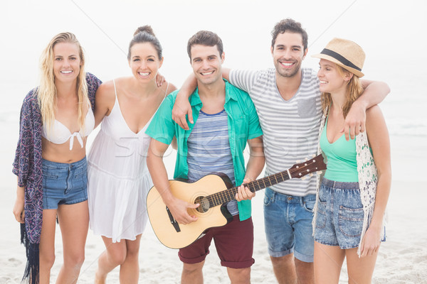 Grupy znajomych stałego plaży gitara patrząc Zdjęcia stock © wavebreak_media