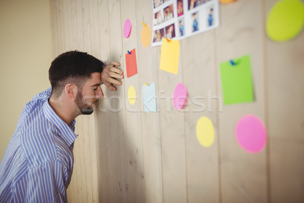 Müde junger Mann Büro stehen Mann Wand Stock foto © wavebreak_media