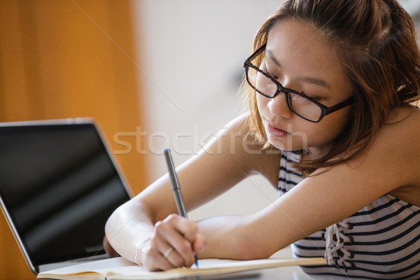 Mulher jovem estudar sala de aula faculdade mulher caneta Foto stock © wavebreak_media