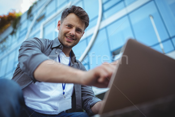 Portre iş yürütme dizüstü bilgisayar kullanıyorsanız dışında ofis Stok fotoğraf © wavebreak_media