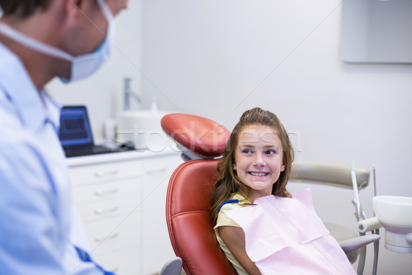 Sonriendo dentista hablar jóvenes paciente nina Foto stock © wavebreak_media