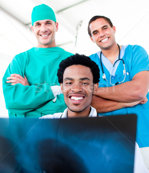 Mosolyog férfi orvosok néz röntgen kórház Stock fotó © wavebreak_media