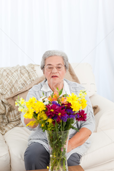 старший цветы домой женщину лице красоту Сток-фото © wavebreak_media