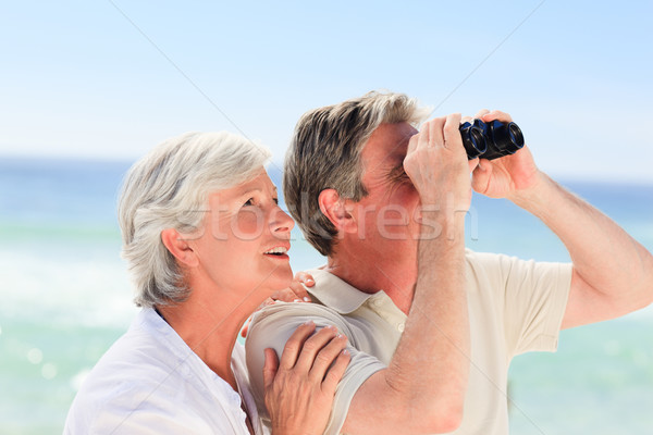 Casal de idosos pássaro assistindo praia mulher homem Foto stock © wavebreak_media