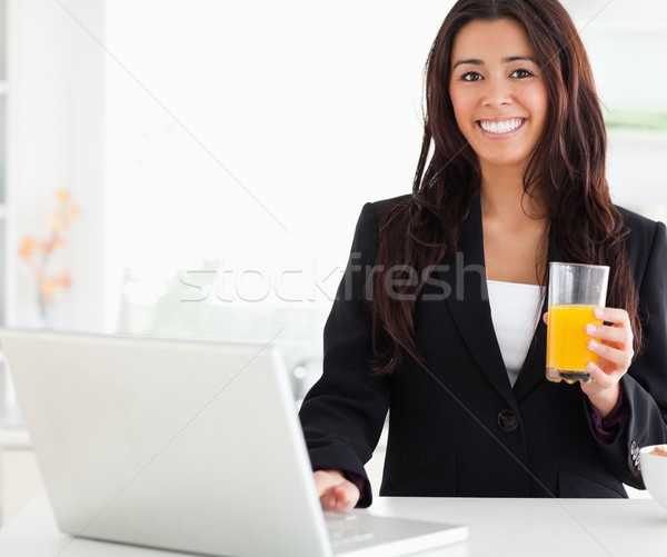 Foto stock: Mujer · hermosa · traje · relajante · portátil · vidrio