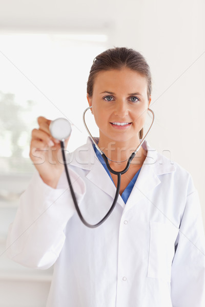 Gülen esmer doktor stetoskop bakıyor Stok fotoğraf © wavebreak_media