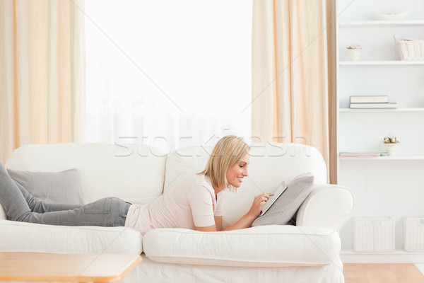 Mujer hermosa sofá pelo casa belleza Foto stock © wavebreak_media