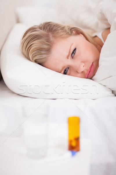 生病 年輕女子 床 表 疼痛 商業照片 © wavebreak_media