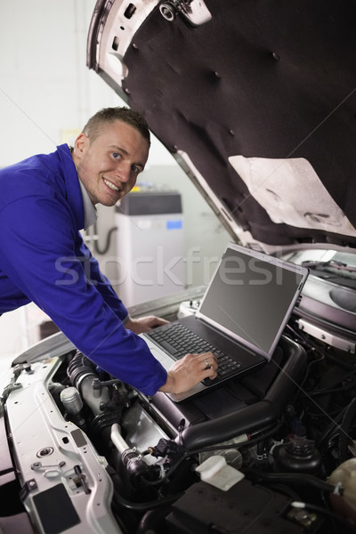 Foto stock: Sonriendo · mecánico · de · trabajo · ordenador · garaje · coche