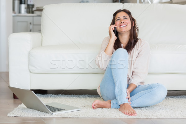 Mujer sonriente teléfono portátil salón casa teléfono Foto stock © wavebreak_media