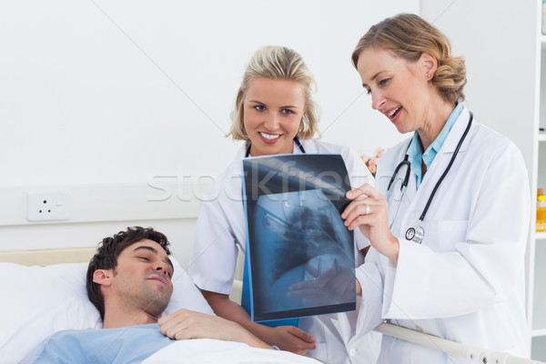 Deux femmes médecins xray patient hôpital [[stock_photo]] © wavebreak_media