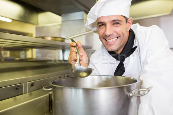 Sorridente masculino cozinhar degustação comida cozinha Foto stock © wavebreak_media