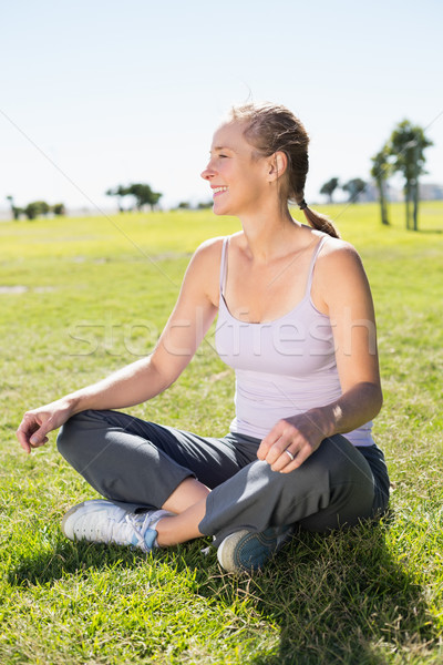 Foto stock: Encajar · mujer · madura · sesión · loto · plantean · hierba