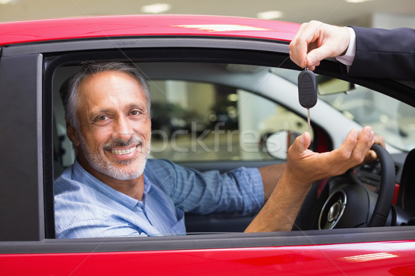 Sonriendo hombre conducción coche vendedor clave Foto stock © wavebreak_media