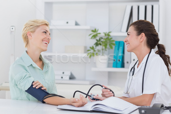 Arzt Aufnahme Blutdruck lächelnd Patienten medizinischen Stock foto © wavebreak_media