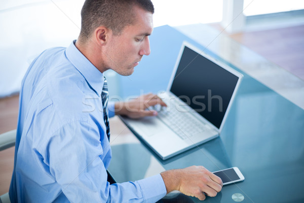 Foto stock: Empresário · usando · laptop · escritório · telefone · homem