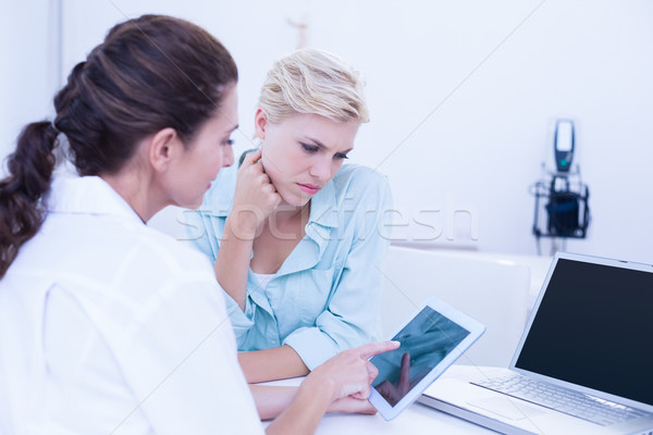 Grave médicos mirando digital tableta médicos Foto stock © wavebreak_media