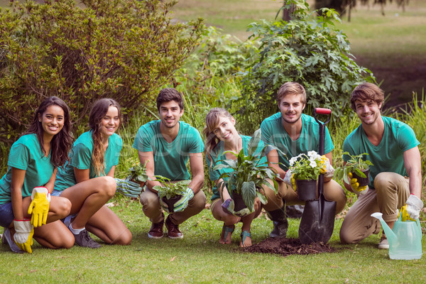 Glücklich Freunde Gartenarbeit Gemeinschaft Mann Stock foto © wavebreak_media