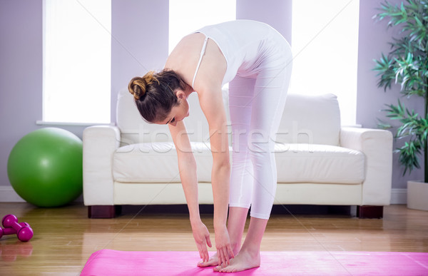 Encajar mujer estera de yoga casa salón fitness Foto stock © wavebreak_media