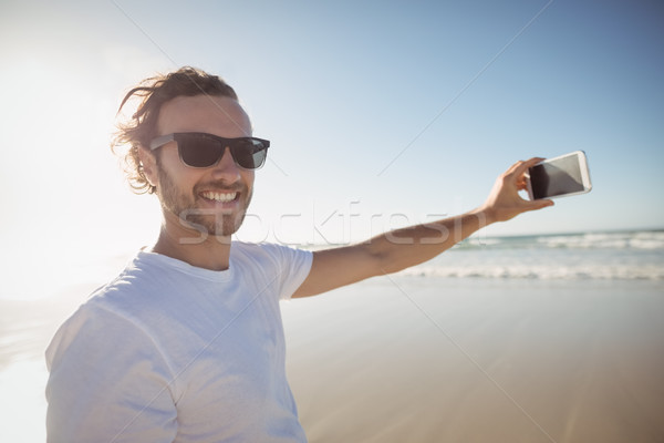Portret zâmbitor om cer senin plajă Imagine de stoc © wavebreak_media