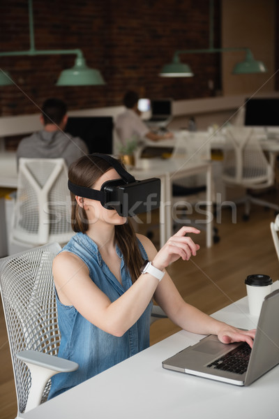 Női igazgató virtuális valóság headset laptopot használ Stock fotó © wavebreak_media