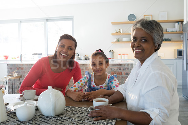 Fericit familie ceai masa portret acasă Imagine de stoc © wavebreak_media