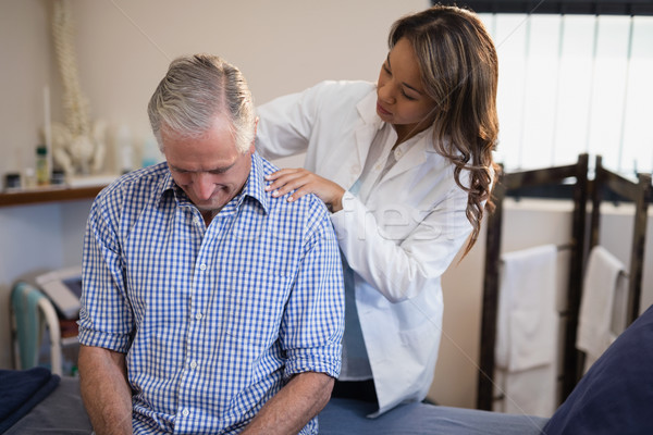 Női terapeuta megvizsgál nyak férfi beteg Stock fotó © wavebreak_media
