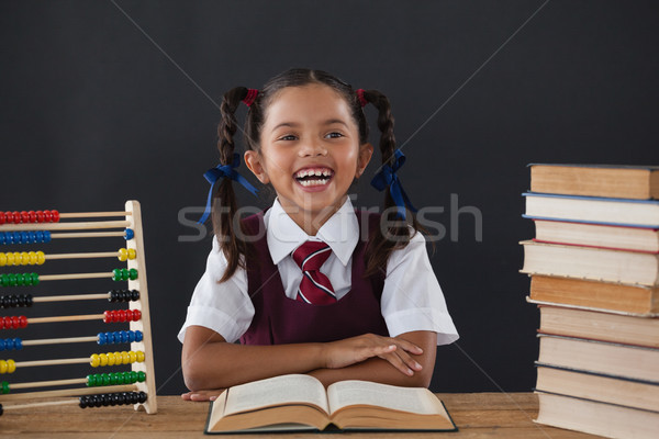 écolière lecture livre tableau heureux enfant [[stock_photo]] © wavebreak_media