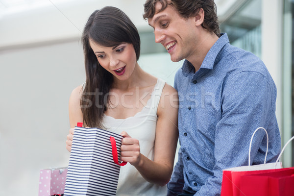 Pareja mirando bolsa de la compra centro amor hombre Foto stock © wavebreak_media