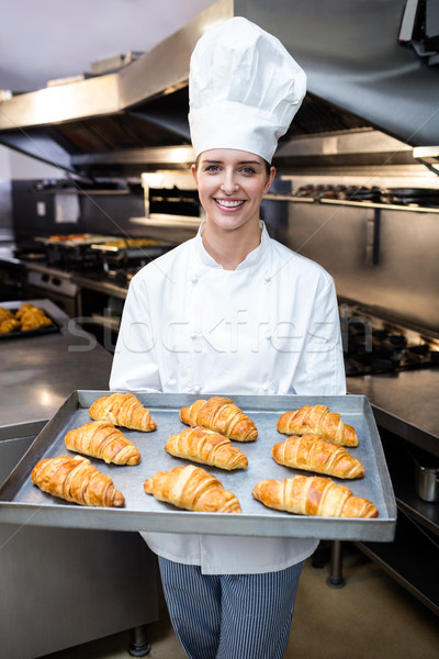 Porträt Küchenchef halten Fach Croissants kommerziellen Stock foto © wavebreak_media