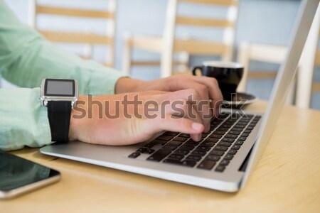 Hombre usando la computadora portátil restaurante ordenador mano mesa Foto stock © wavebreak_media