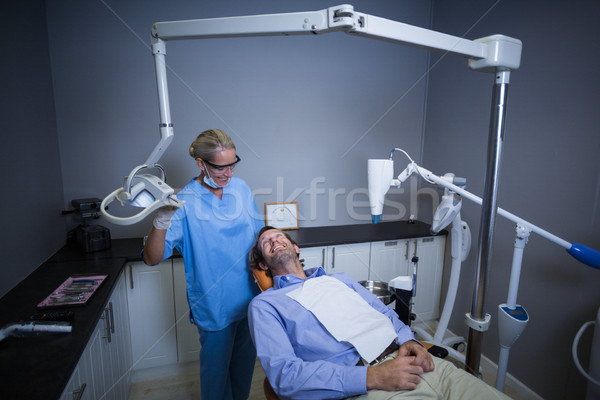 Sonriendo dentista ayudante luz boca dentales Foto stock © wavebreak_media