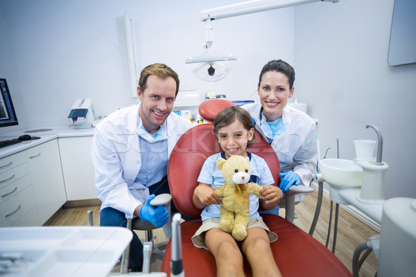 Portret zâmbitor stomatologi tineri pacient om Imagine de stoc © wavebreak_media