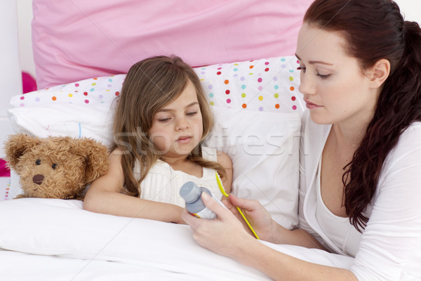 Anne kız öksürük tıp yatak kız Stok fotoğraf © wavebreak_media