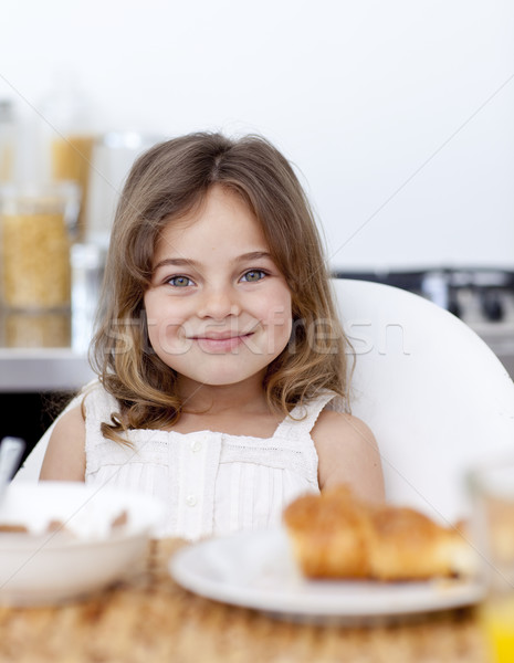 Kleines Mädchen Frühstück lächelnd Küche Essen Liebe Stock foto © wavebreak_media