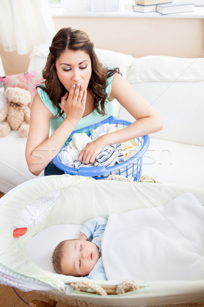Belle mère étonné bébé dormir berceau Photo stock © wavebreak_media