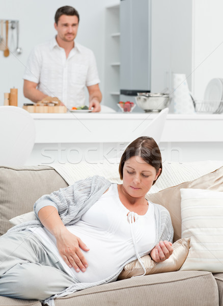Zwangere vrouw echtgenoot home glimlach gelukkig paar Stockfoto © wavebreak_media
