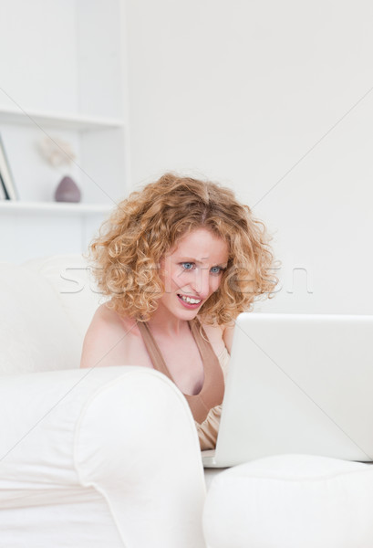Stok fotoğraf: Kadın · rahatlatıcı · dizüstü · bilgisayar · oturma
