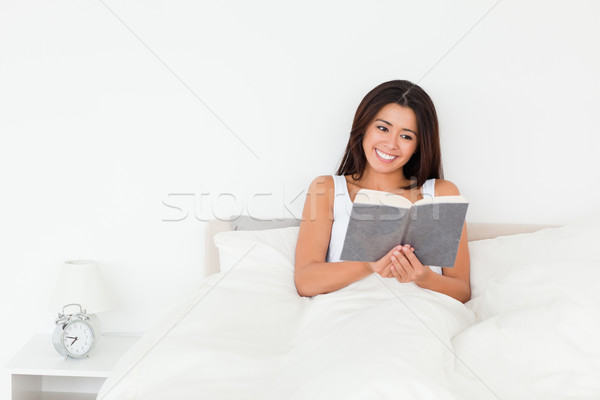 Frau Lesung Buch Bett Schlafzimmer Lächeln Stock foto © wavebreak_media