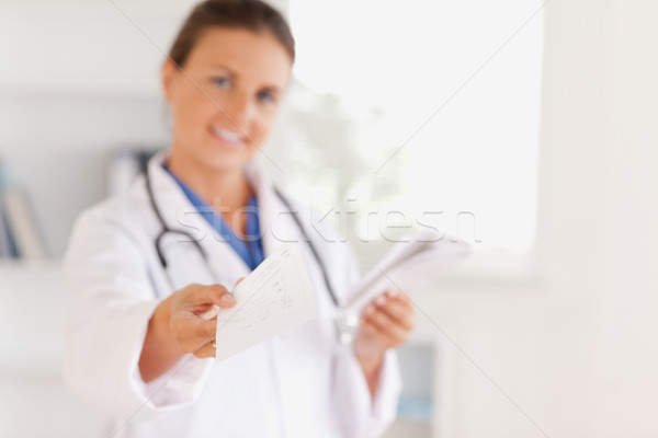 [[stock_photo]]: Souriant · médecin · sur · ordonnance · chirurgie · travaux