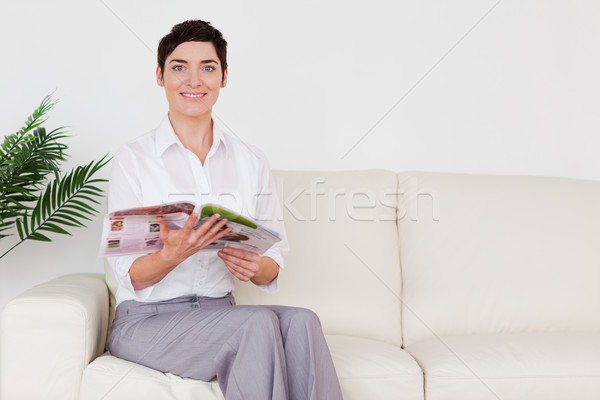 брюнетка женщину чтение журнала зал ожидания цветок Сток-фото © wavebreak_media