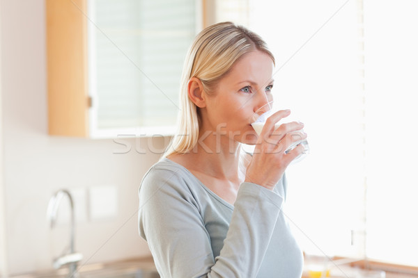 Fiatal nő konyha iszik víz egészség asztal Stock fotó © wavebreak_media