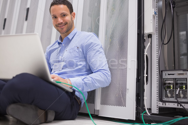 Feliz técnico de trabajo portátil servidor centro de datos Foto stock © wavebreak_media