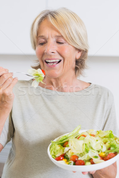 Rijpe vrouw eten salade keuken voedsel home Stockfoto © wavebreak_media