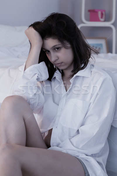 Trist bruneta şedinţei podea pat Imagine de stoc © wavebreak_media