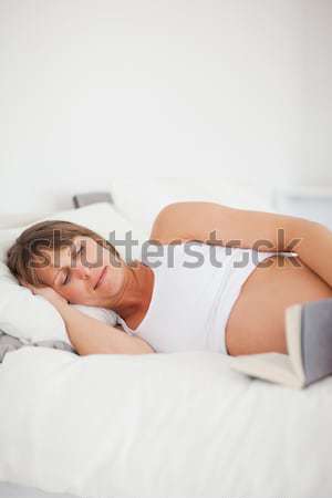 Joli brunette estomac douleur lit femme Photo stock © wavebreak_media