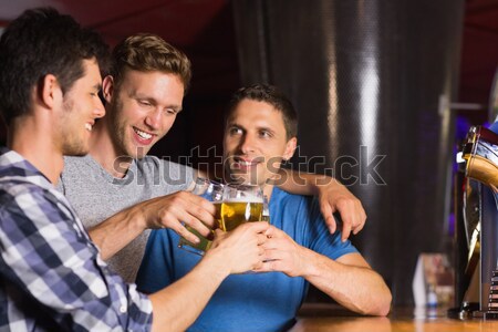 Сток-фото: портрет · улыбаясь · друзей · пива · сидят · ночном · клубе